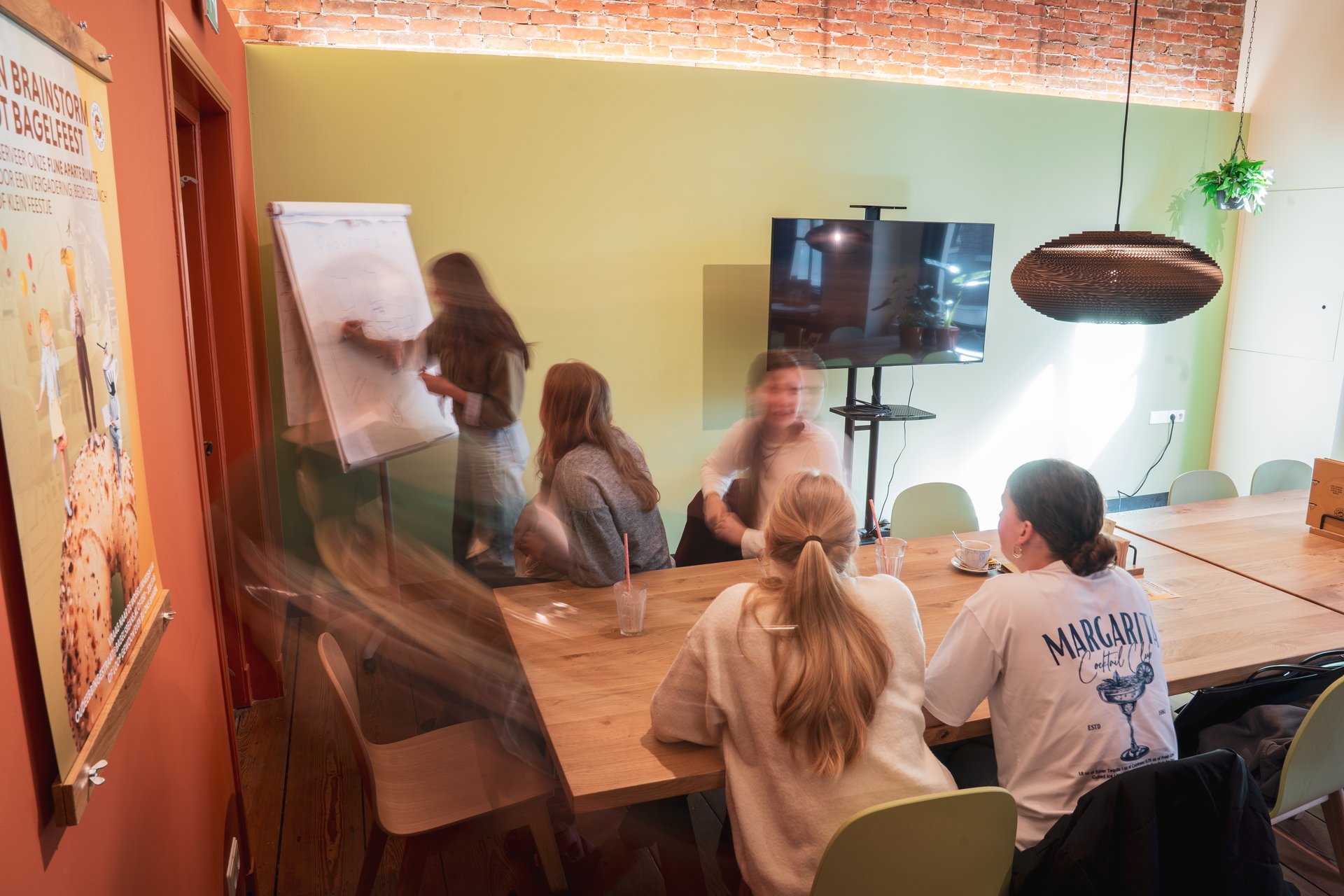 Team in vergadering bij Bagels & Beans
